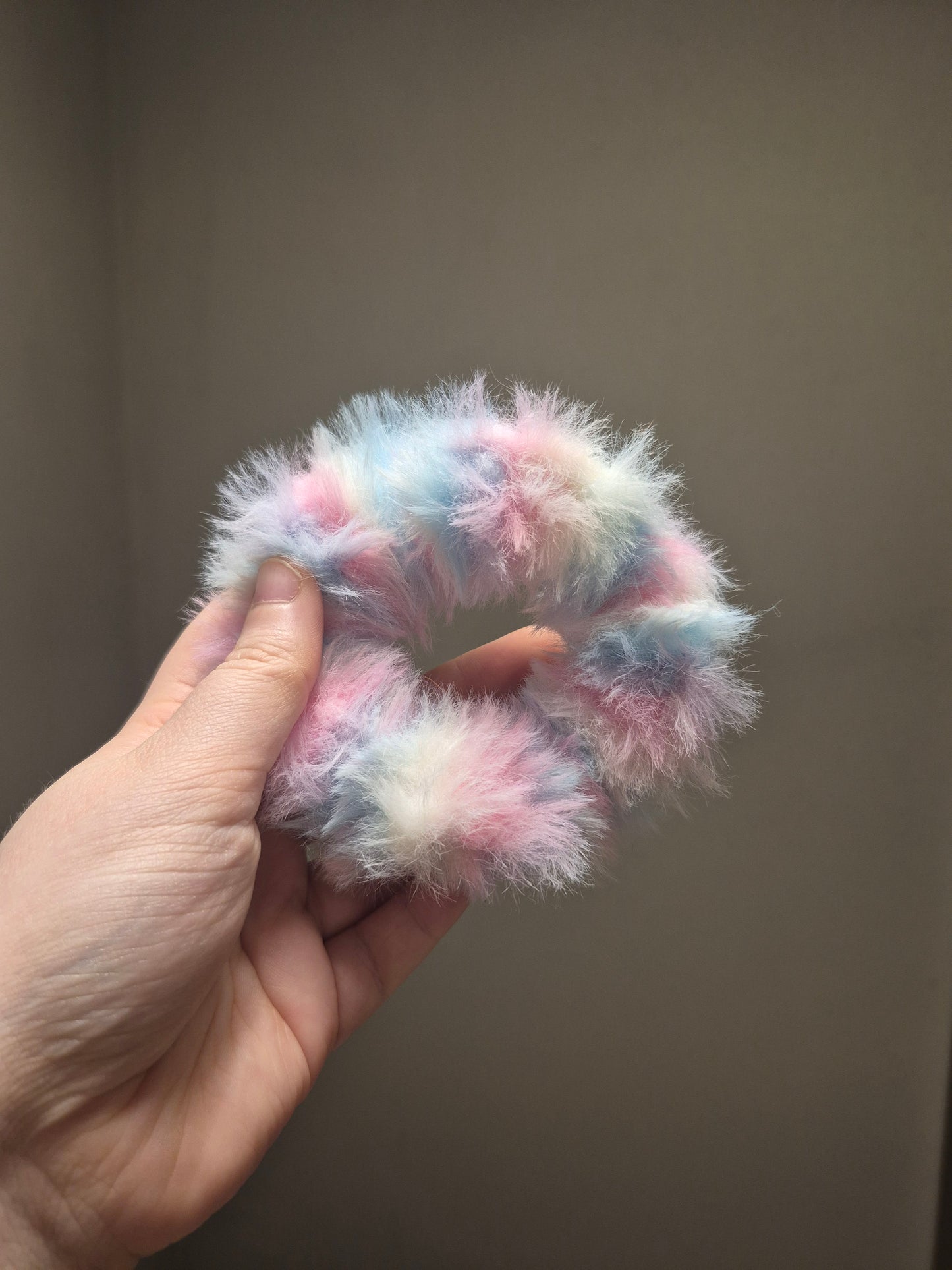 Flauschiger Pastell-Scrunchie