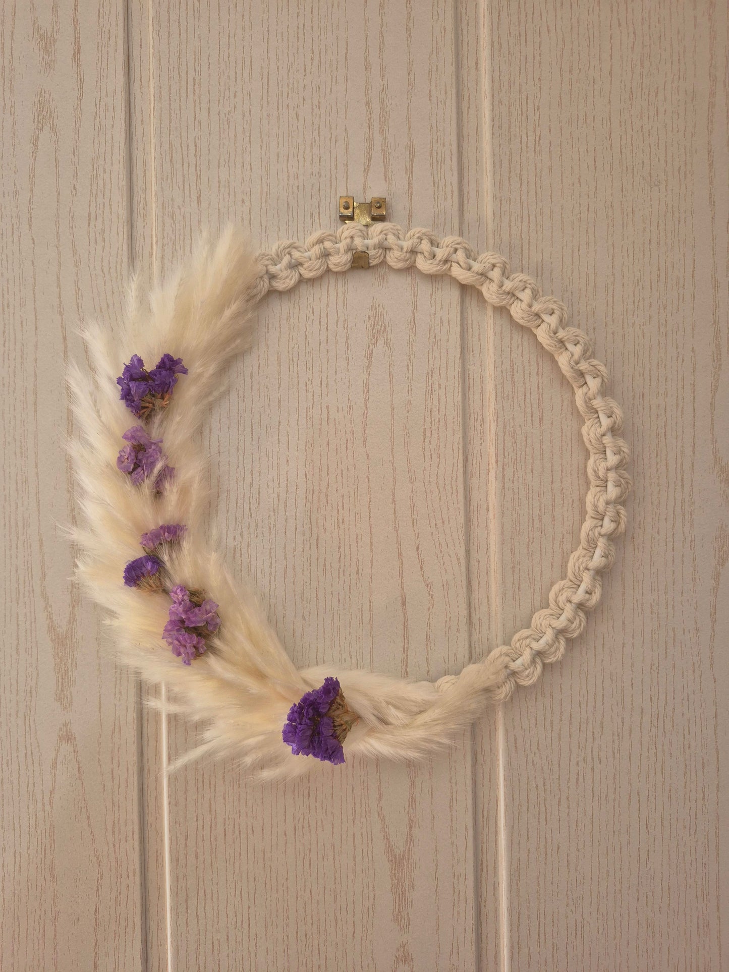 Makramee Trockenblumenkranz in lila