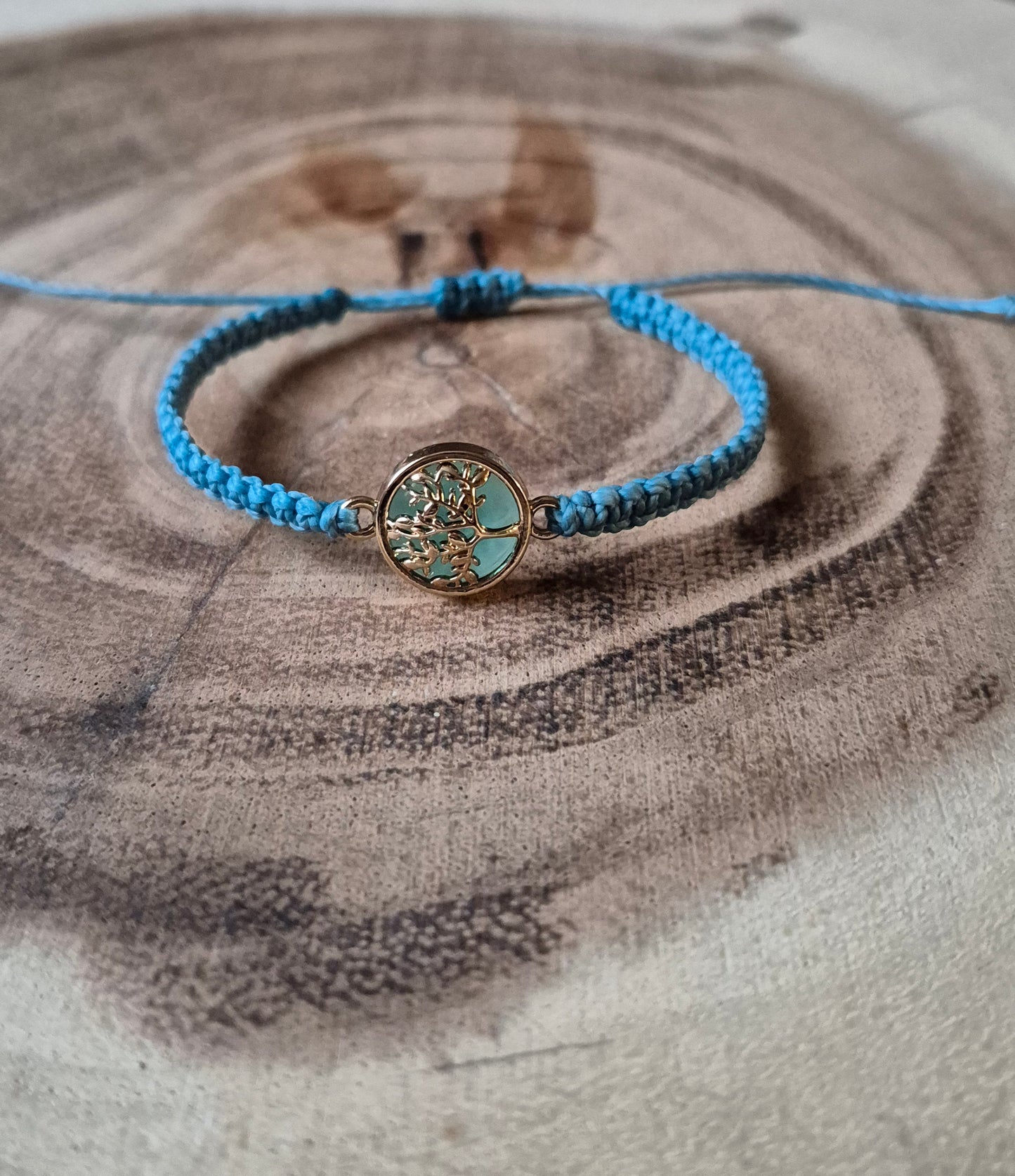Armband in hellblau mit Lebensbaum Anhänger