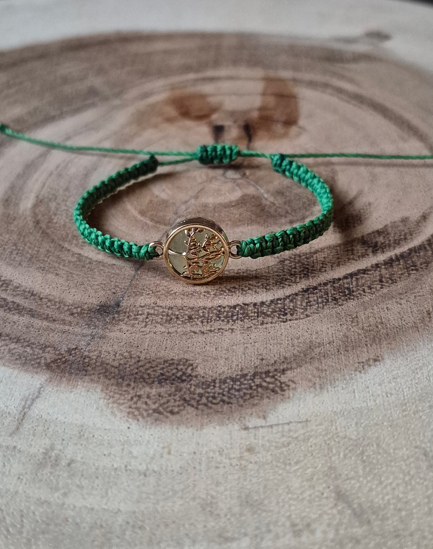 Armband in grün mit Lebensbaum Anhänger