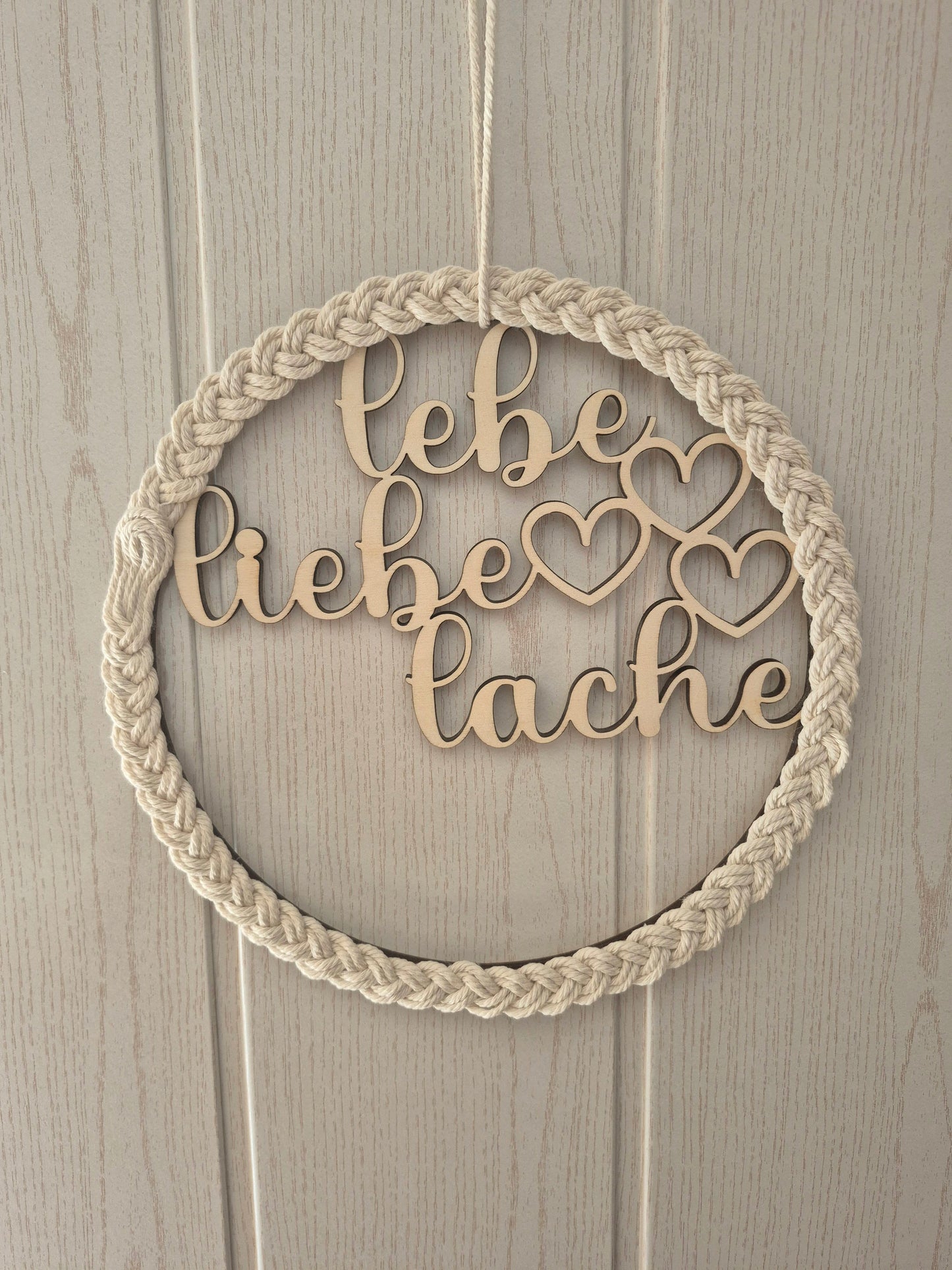 Holzring mit Makramee – Lebe, Liebe, Lache ✨
