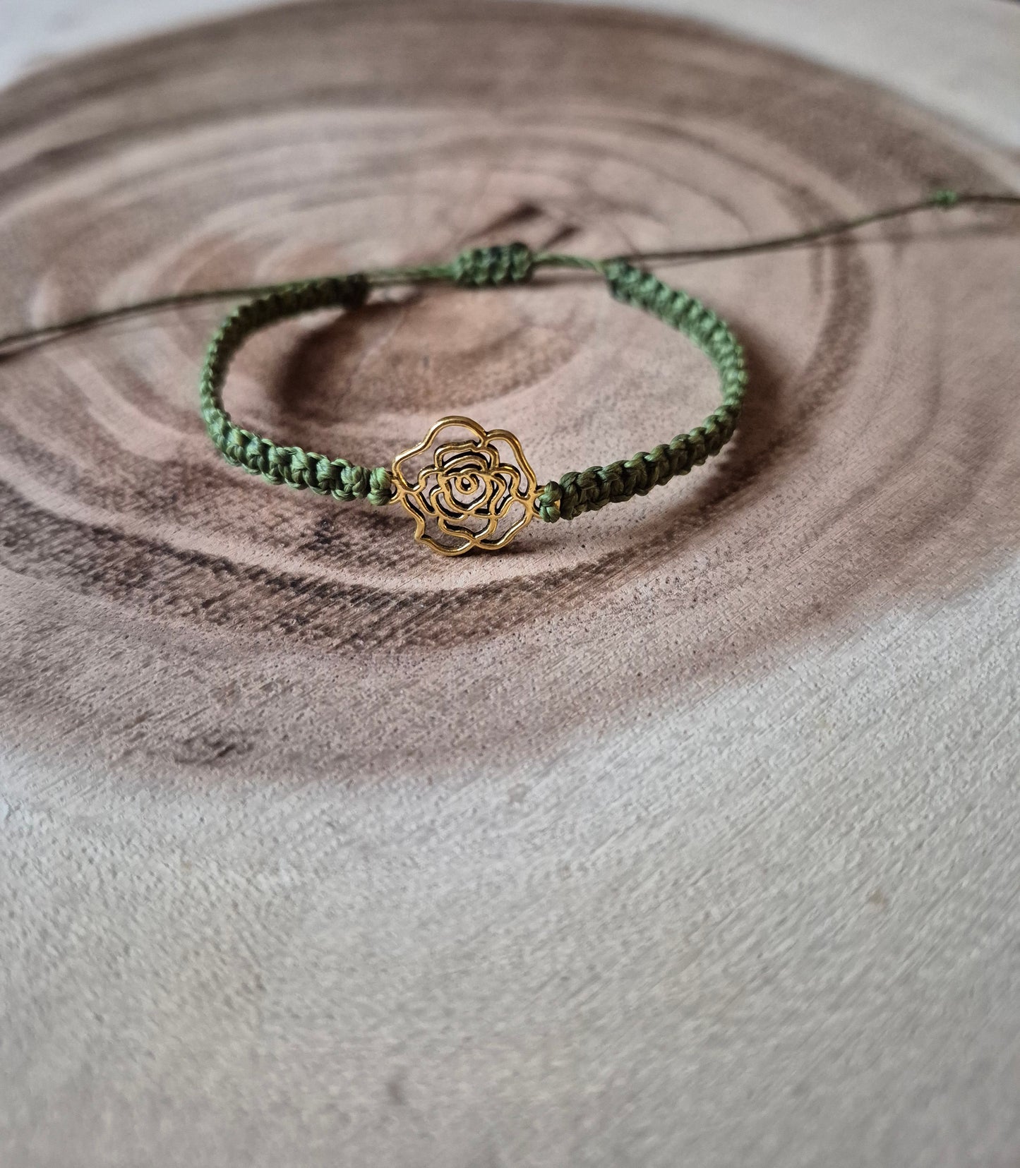 Armband in grün mit Rose