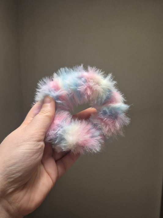 Flauschiger Pastell-Scrunchie