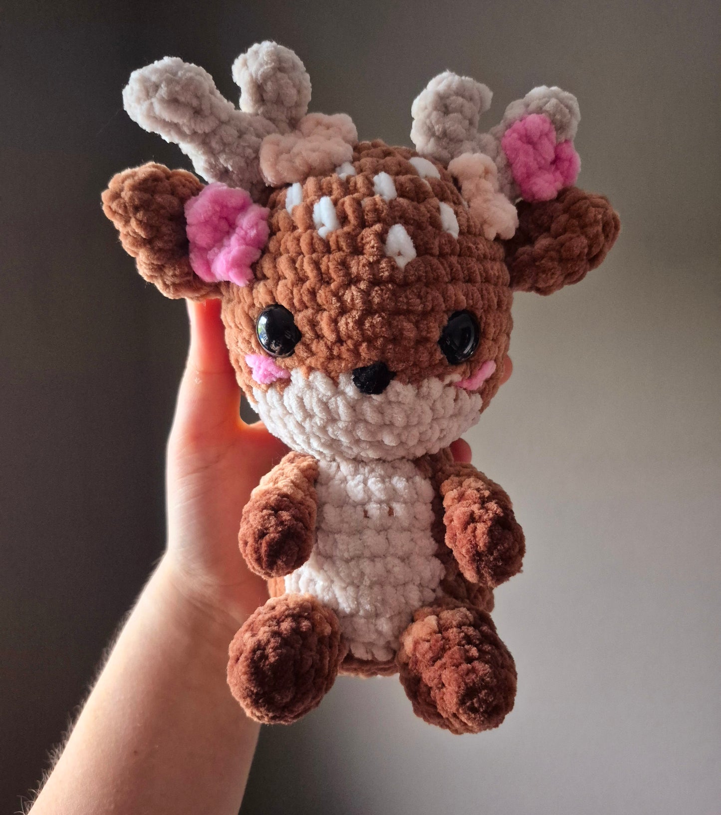 Rehkitz mit Kirschblüten