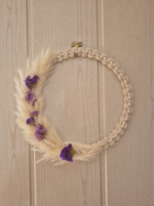 Makramee Trockenblumenkranz in lila