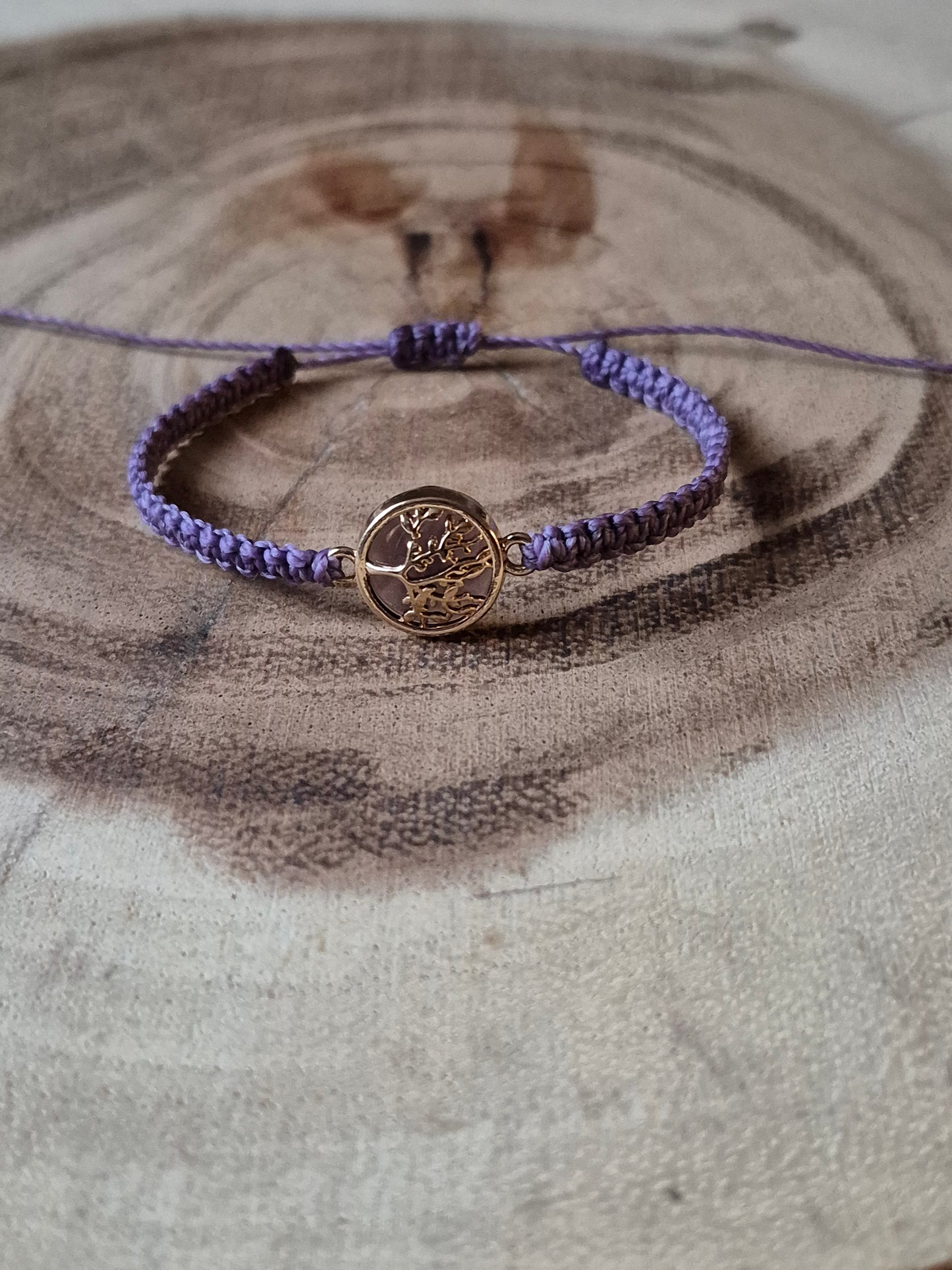 Armband in lila mit Lebensbaum Anhänger